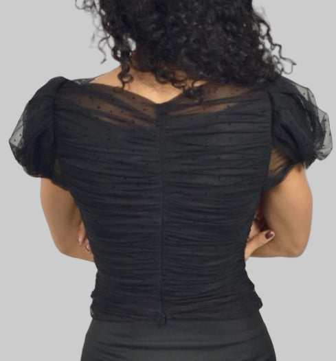 TOP DE MALLA CON LUNARES Y JUNTAS DE HOMBRO