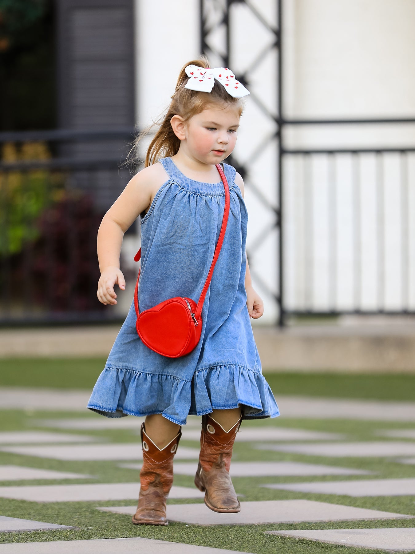 Vestido vaquero acampanado con volantes para niña