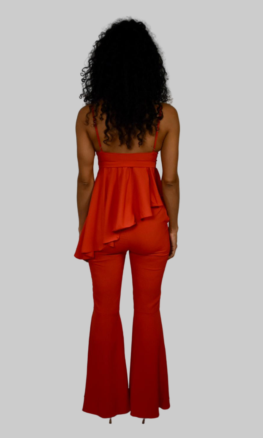 Conjunto de top camisero tejido con bajo asimétrico y pantalón acampanado extremo