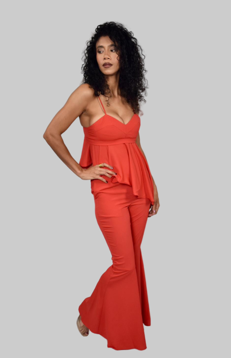 Conjunto de top camisero tejido con bajo asimétrico y pantalón acampanado extremo