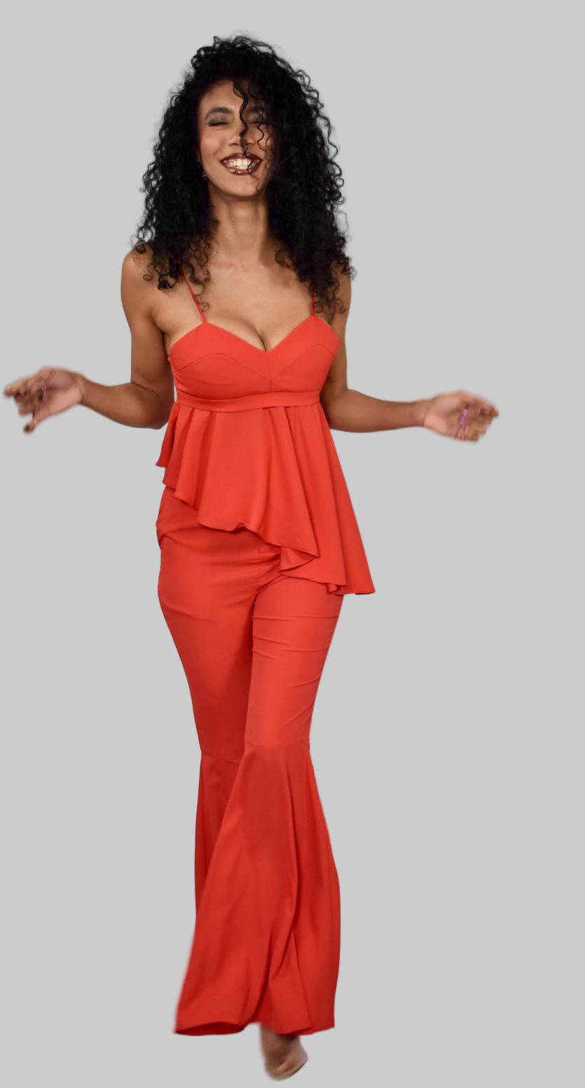 Conjunto de top camisero tejido con bajo asimétrico y pantalón acampanado extremo