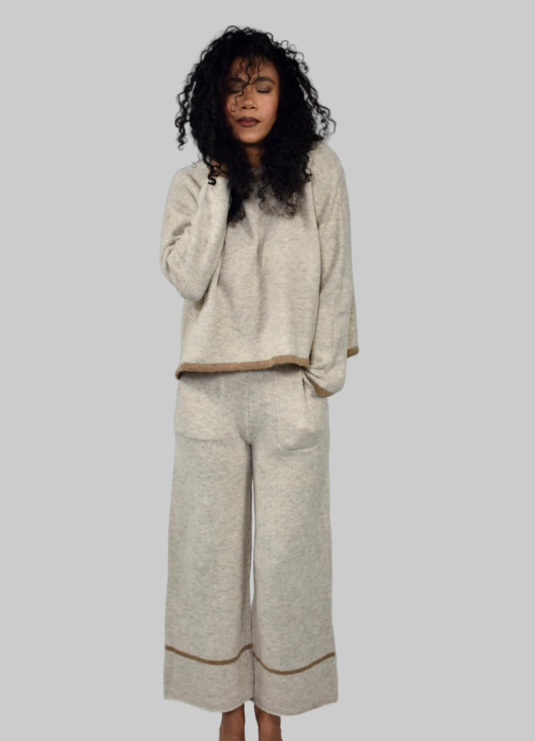 CONJUNTO DE PANTALÓN DE PUNTO + SUDADERA CON DETALLE ABIERTO EN LA ESPALDA