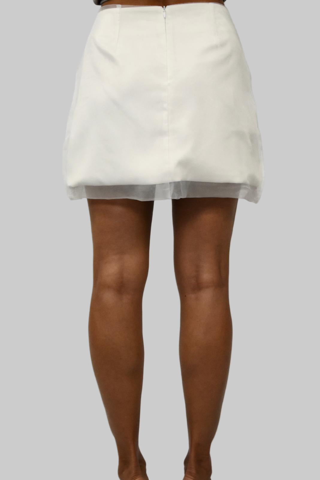 COMBINACIÓN DE TEJIDO DE ORGANZA, FALDA SEMITRANSE Y MINIFALDA