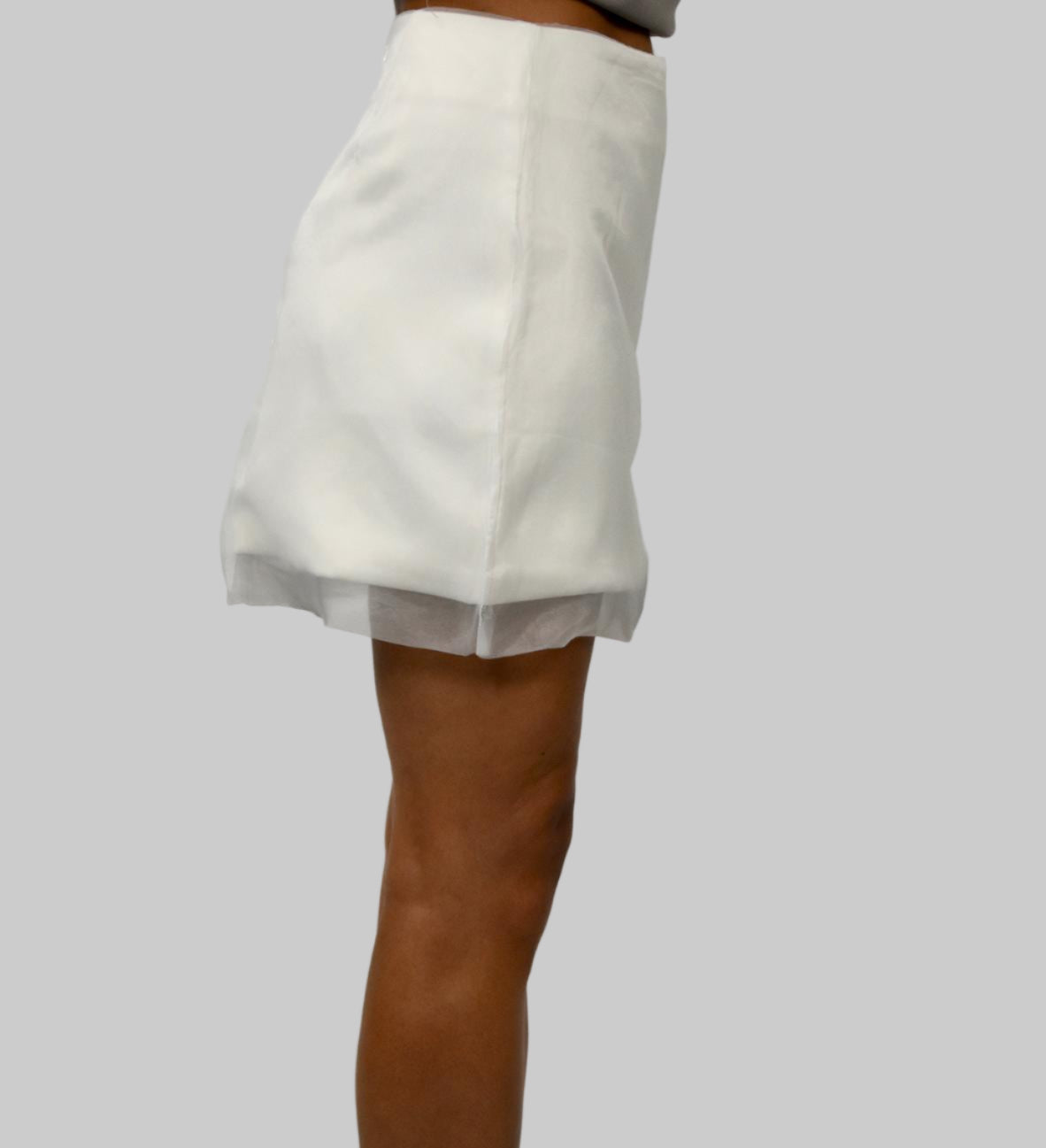 COMBINACIÓN DE TEJIDO DE ORGANZA, FALDA SEMITRANSE Y MINIFALDA