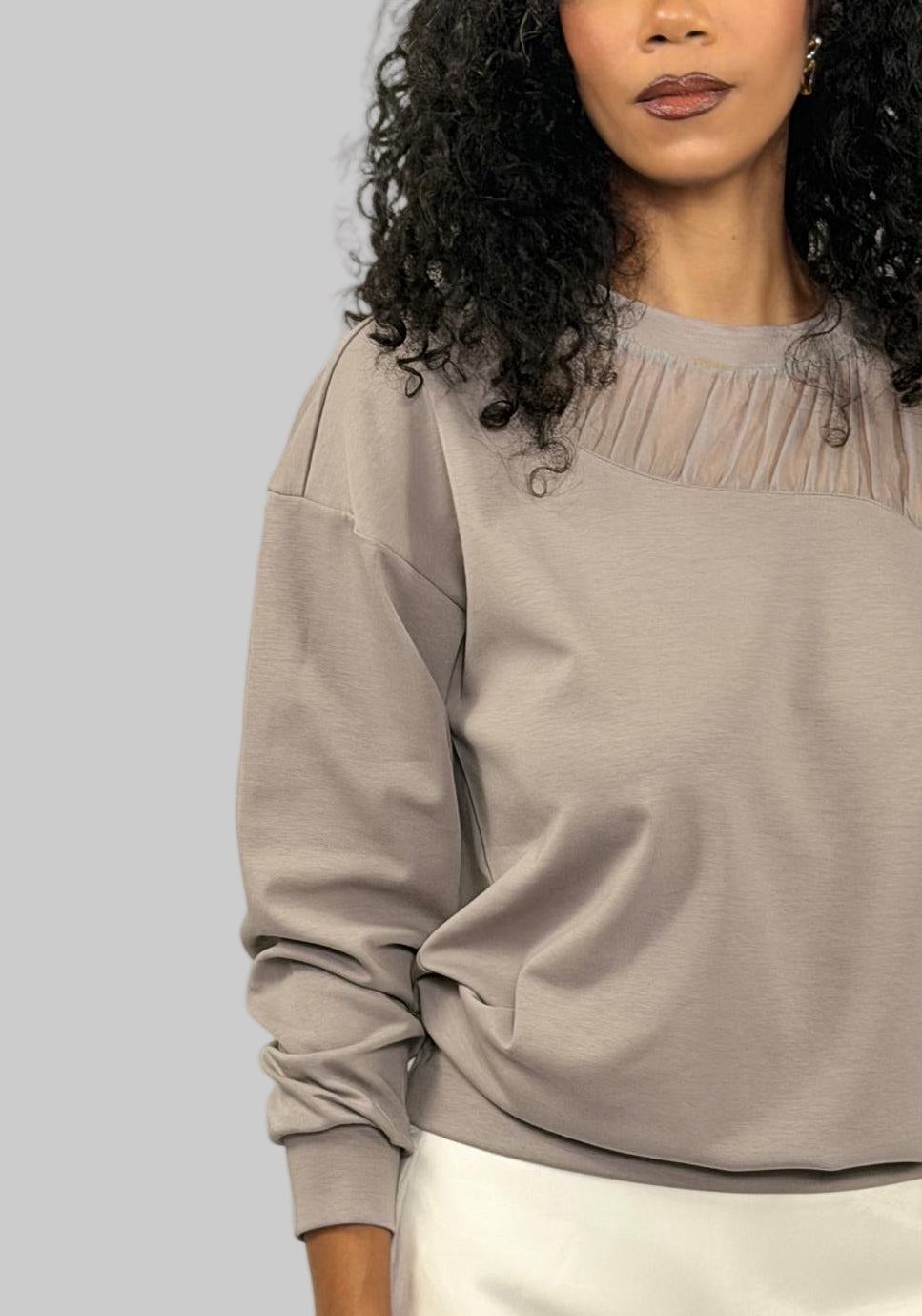 SUDADERA DE HOMBROS SUAVES