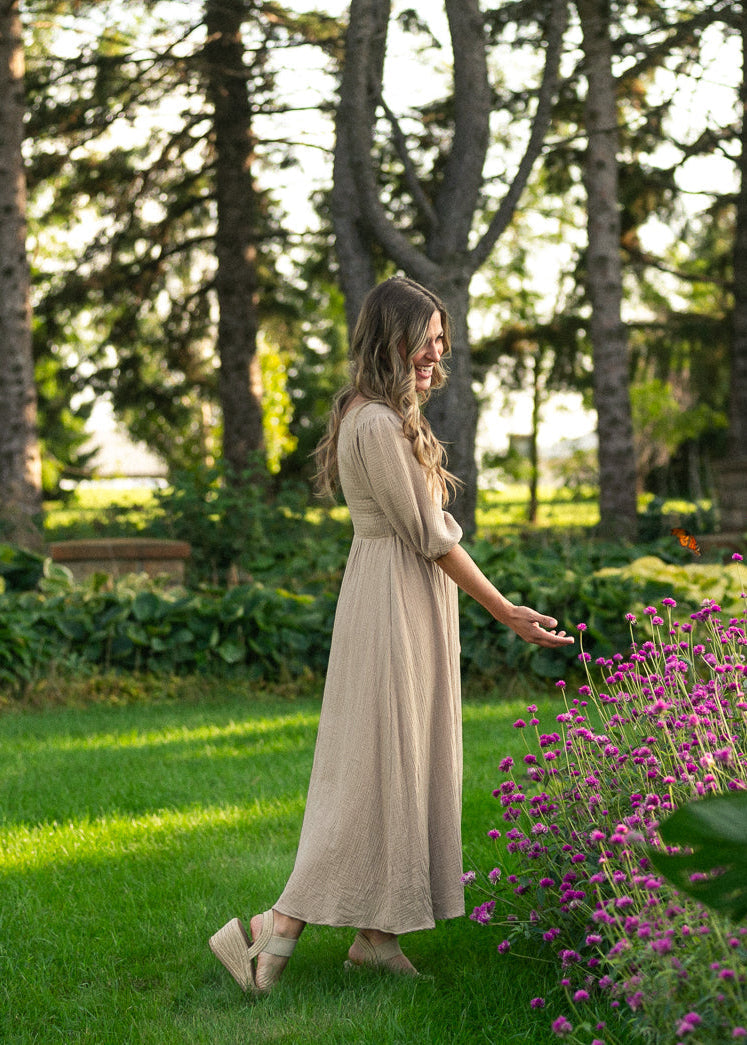 Vestido de gasa color canela con cuerpo fruncido