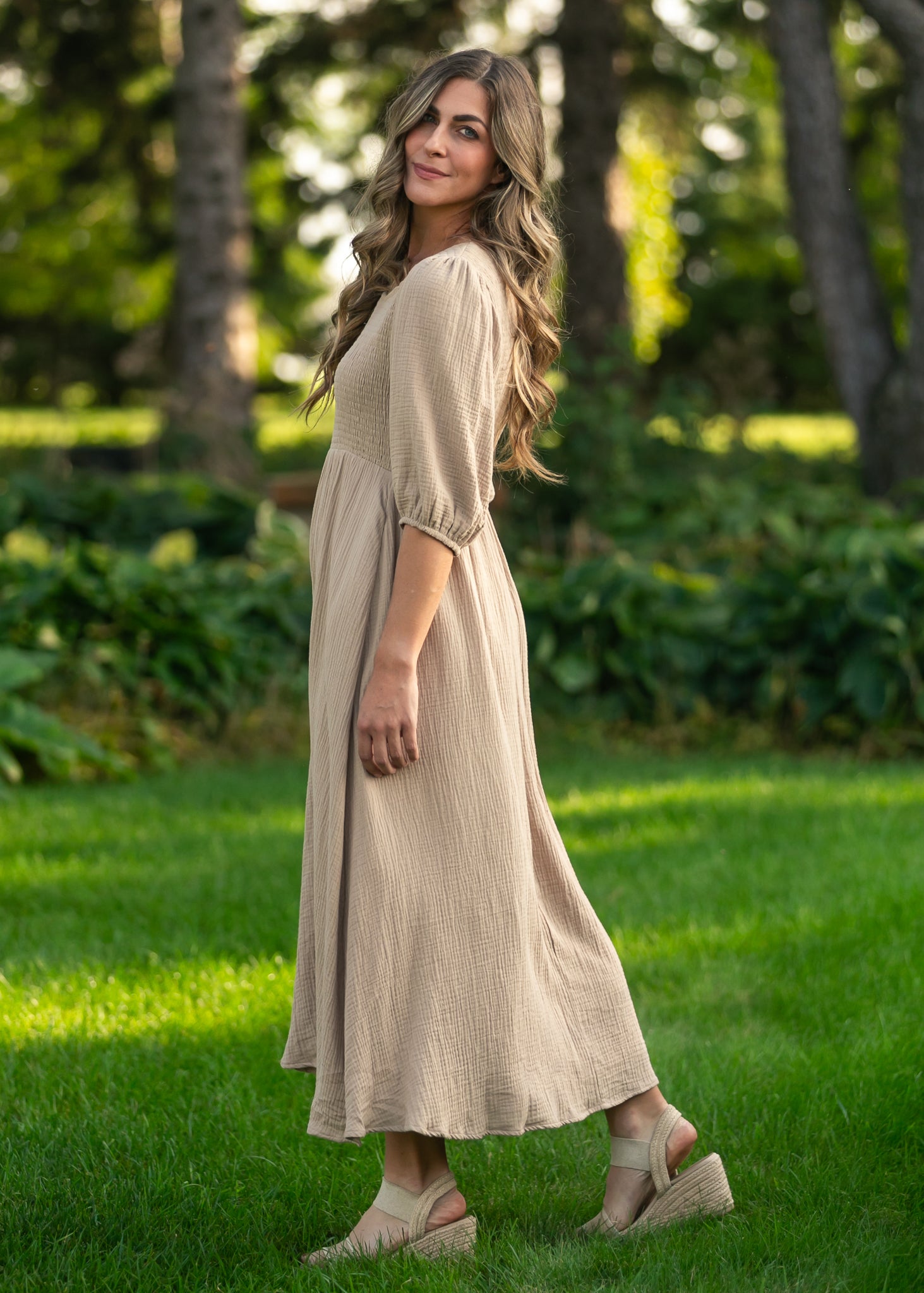 Vestido de gasa color canela con cuerpo fruncido