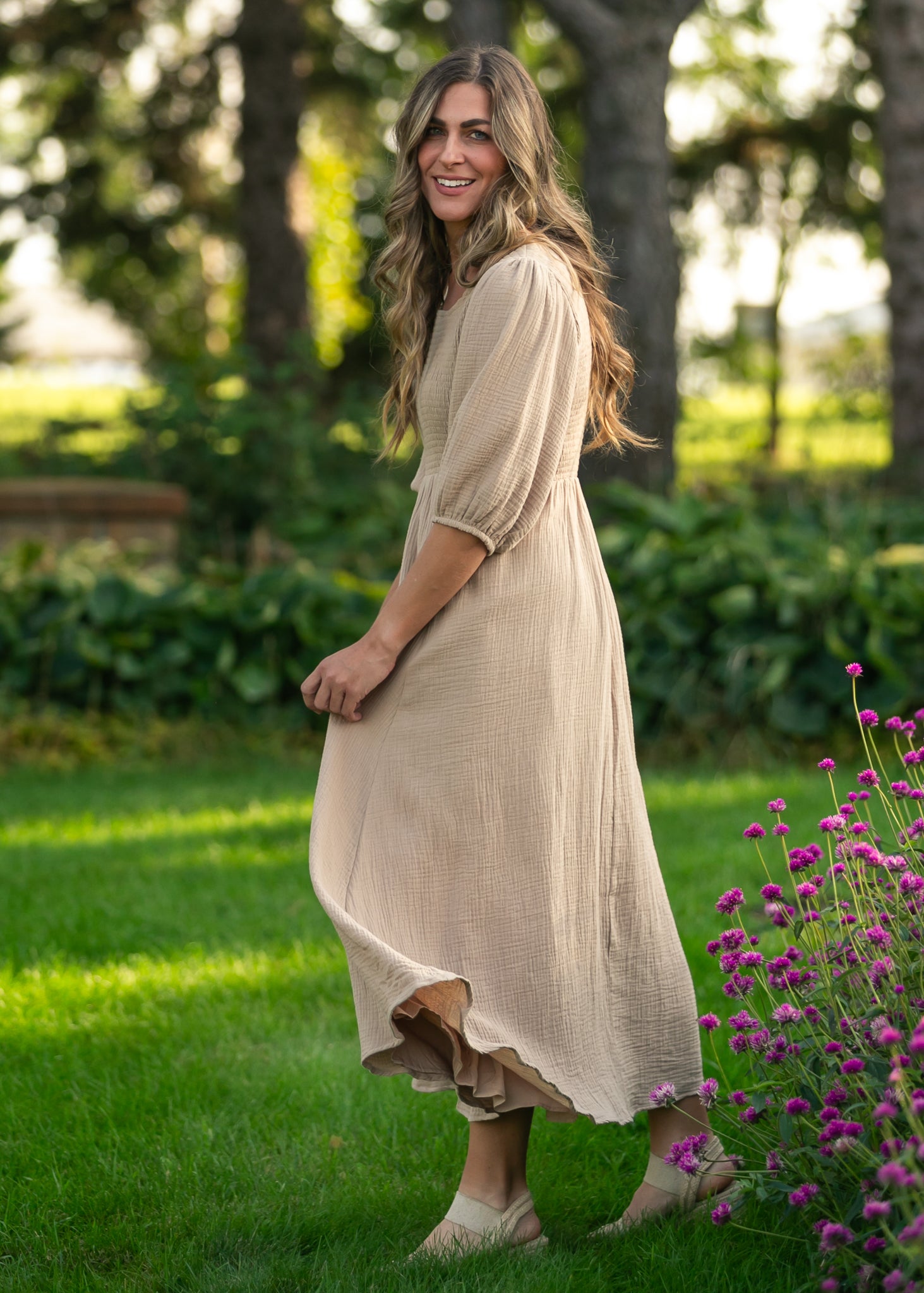 Vestido de gasa color canela con cuerpo fruncido