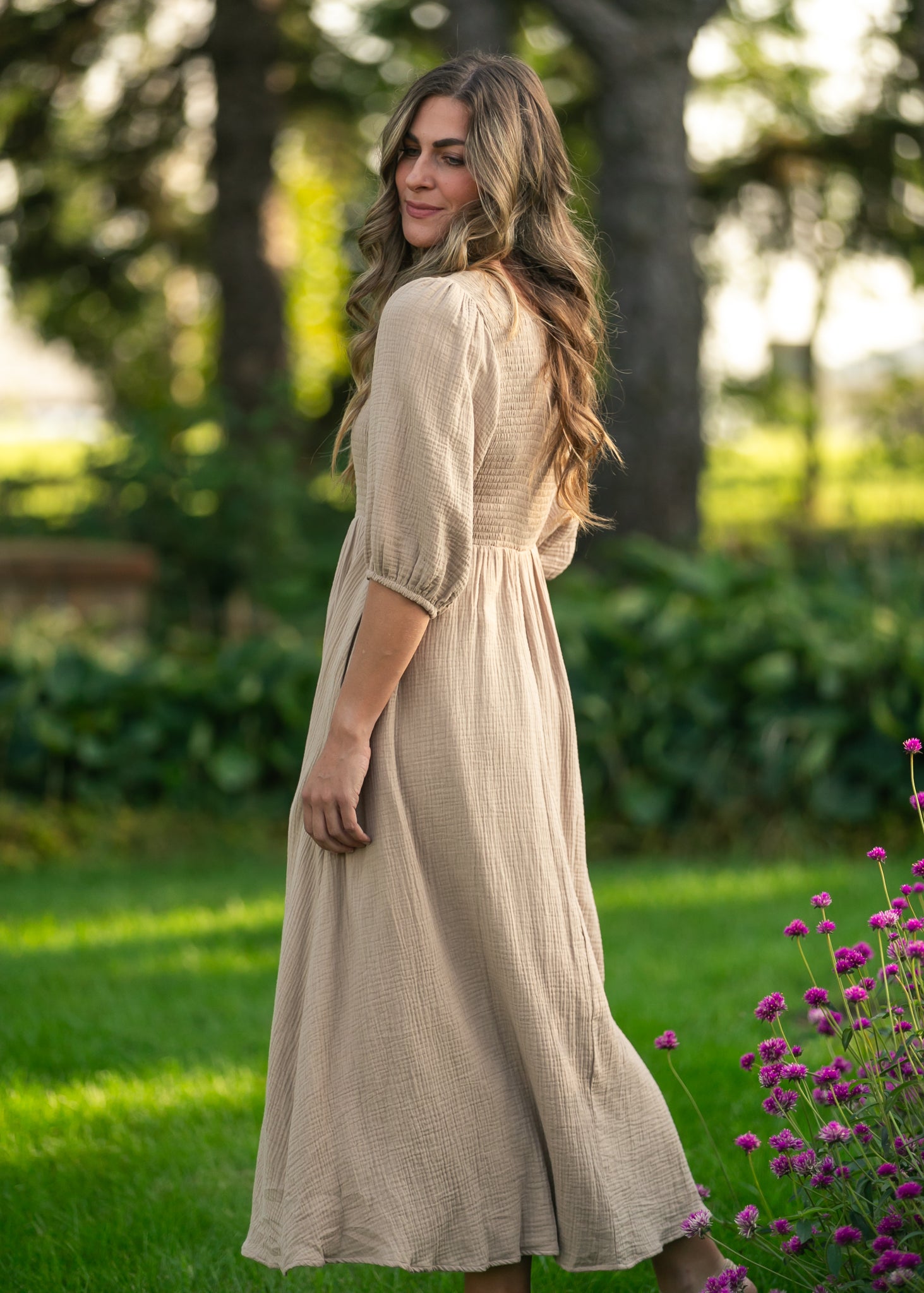Vestido de gasa color canela con cuerpo fruncido
