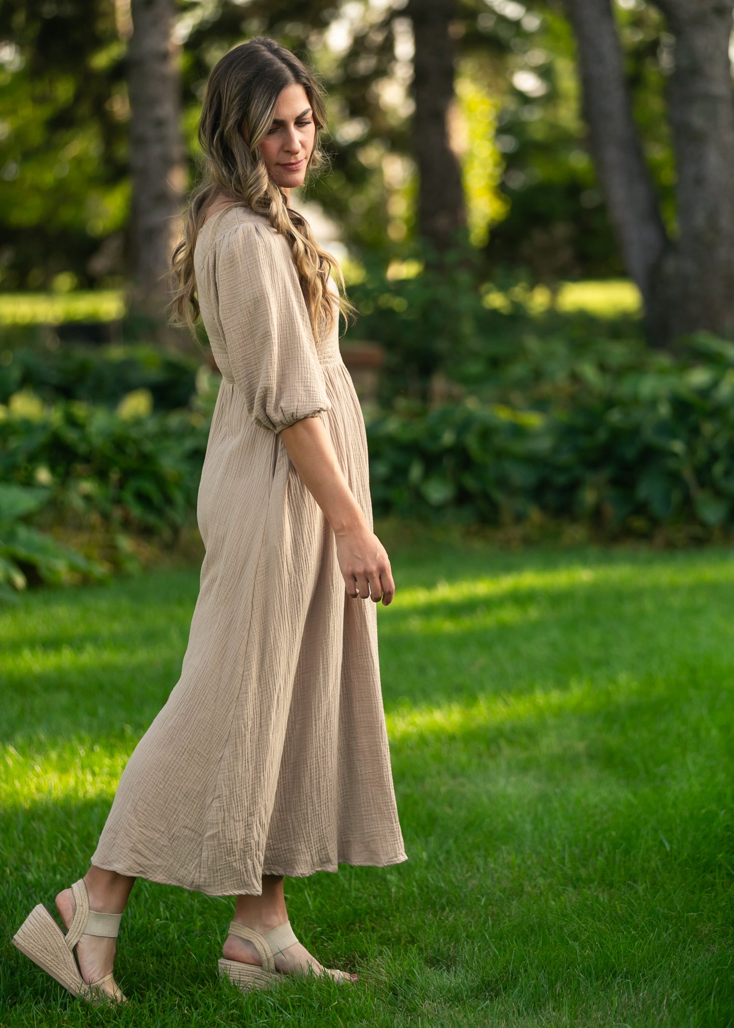Vestido de gasa color canela con cuerpo fruncido