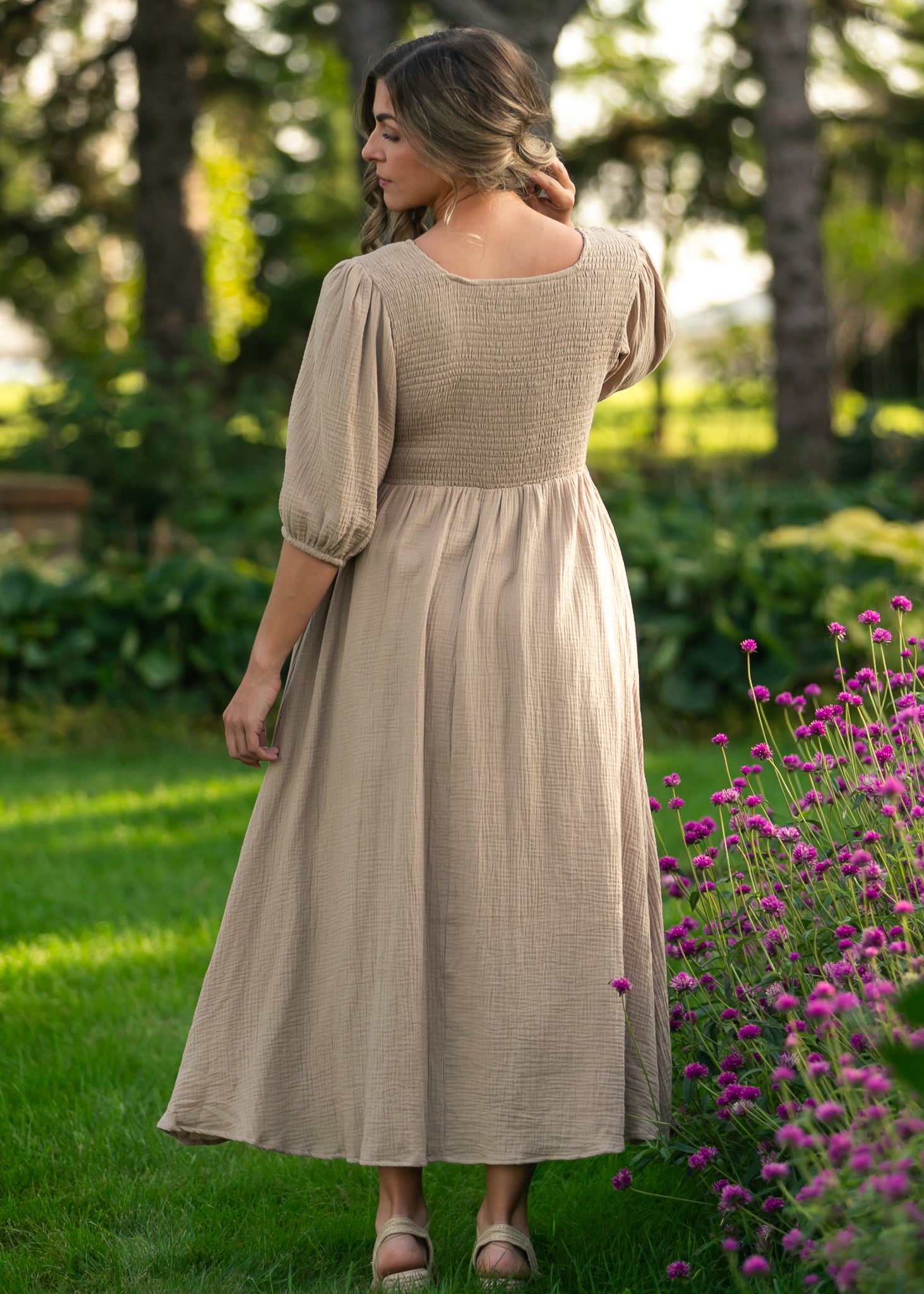 Vestido de gasa color canela con cuerpo fruncido