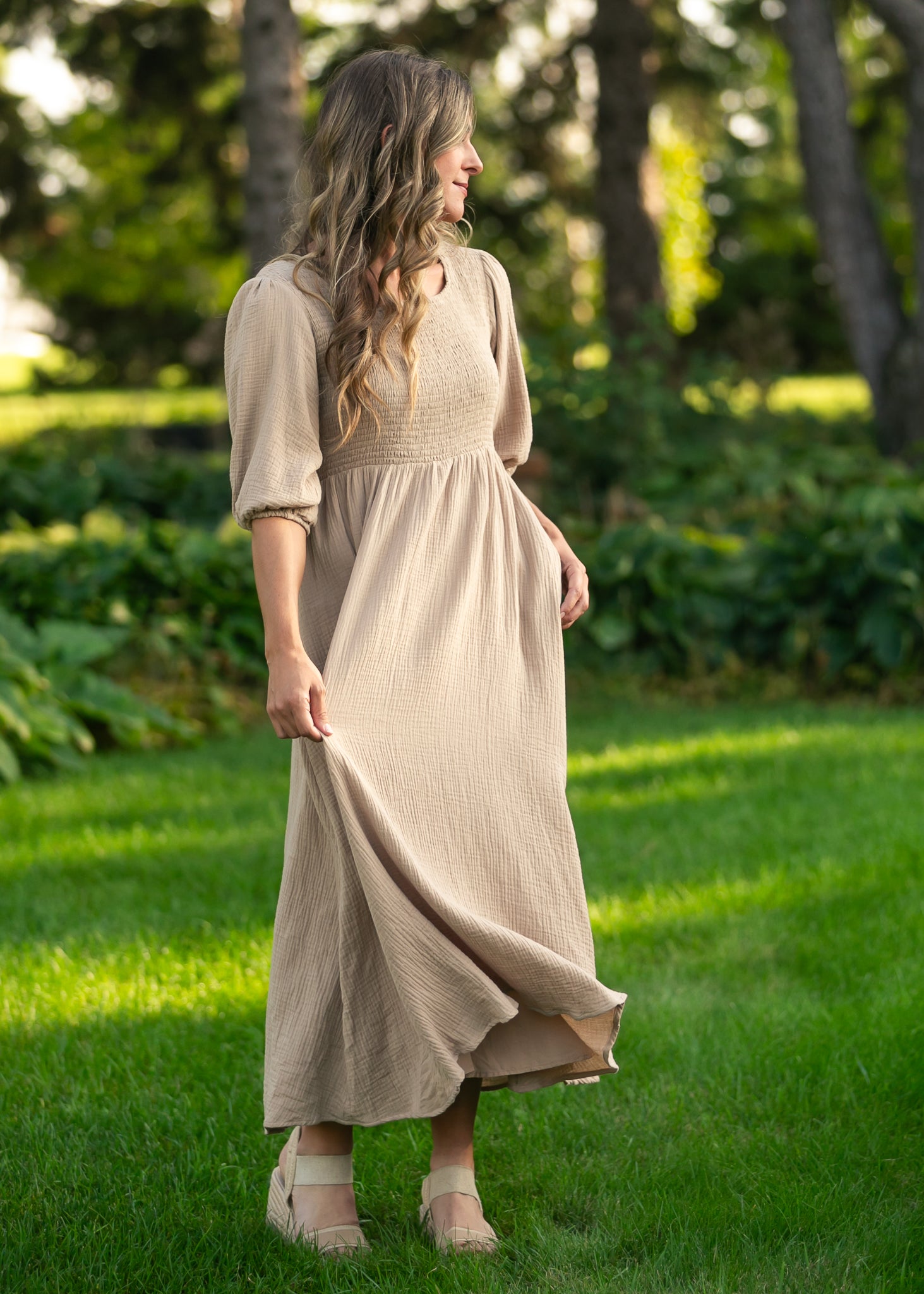Vestido de gasa color canela con cuerpo fruncido